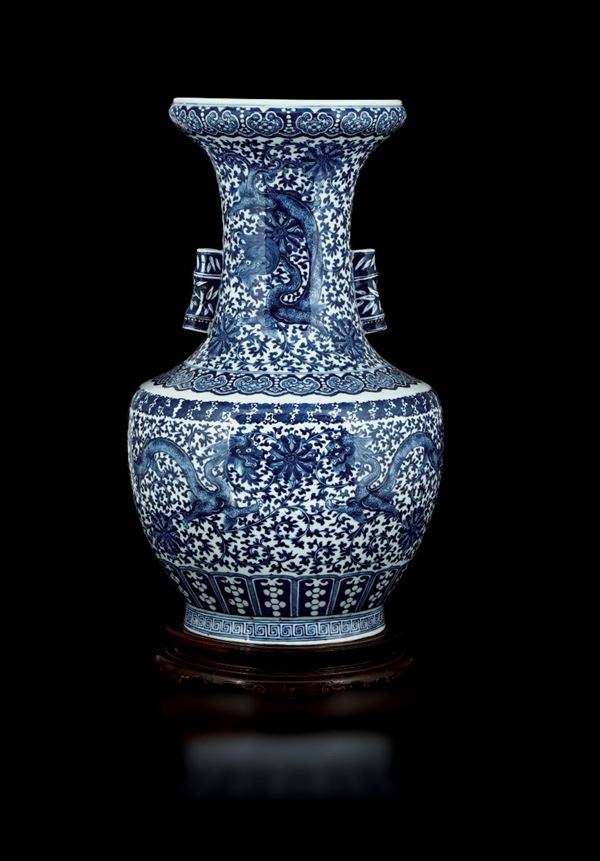 Vaso a due anse in porcellana bianca e blu con figure di draghi e decori floreali, Cina, Dinastia Qing,  [..]