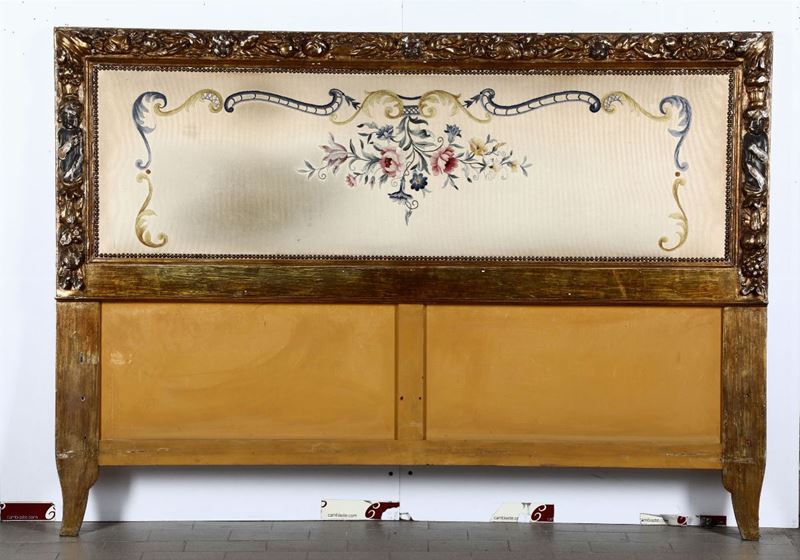 Testata di letto in legno intagliato e dipinto, XIX secolo  - Asta Arredi | Cambi Time - Cambi Casa d'Aste