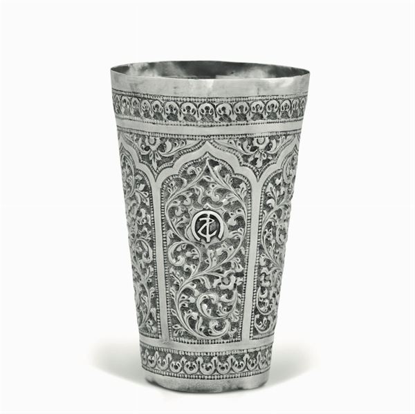 Bicchiere in argento sbalzato e cesellato manifattura del vicino Oriente XIX-XX secolo