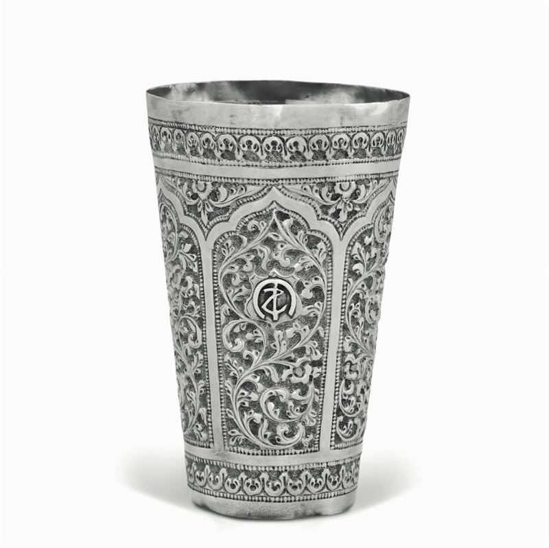 Bicchiere in argento sbalzato e cesellato manifattura del vicino Oriente XIX-XX secolo  - Asta Argenti da Collezione - II - Cambi Casa d'Aste