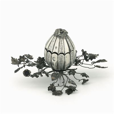 Calamaio in Argento Sbalzato e Cesellato a Forma di Frutto con Foglie. Arte Ottomana (turchia?) X...