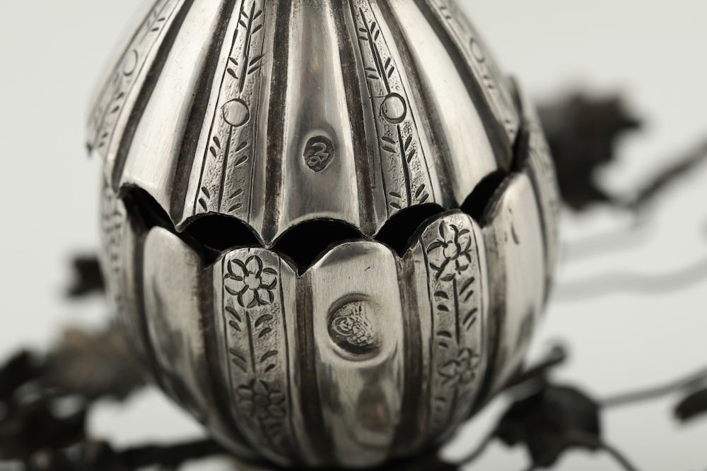 Calamaio in Argento Sbalzato e Cesellato a Forma di Frutto con Foglie. Arte Ottomana (turchia?) X...