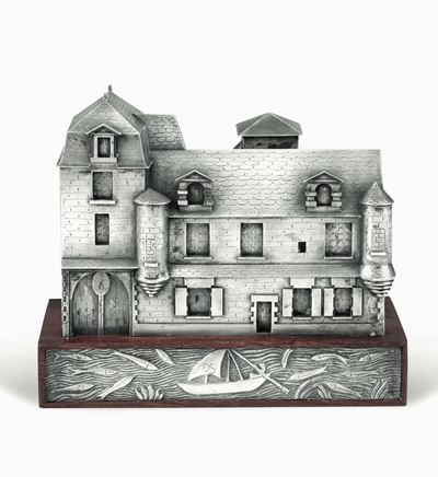 Reliquiario a Foggia di Edificio in Argento Fuso e Cesellato. Base in Legno. Francia XX Secolo, B...