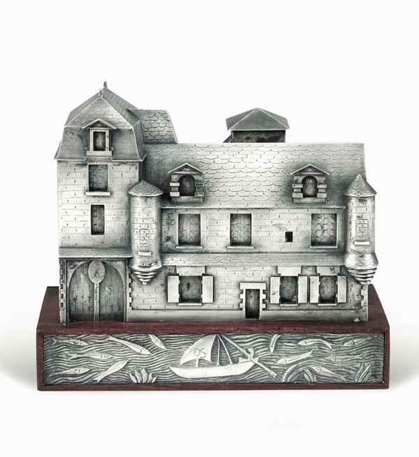 Reliquiario a foggia di edificio in argento fuso e cesellato. Base in legno. Francia XX secolo, bolli di titolo e dellâ€™argentiere (non identificato)