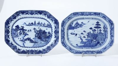 Coppia di Piatti Ottagonali in Porcellana Bianca e Blu con Raffigurazioni di Paesaggi con Pagode,...
