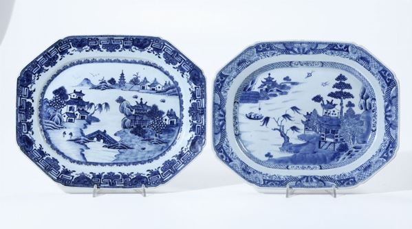 Coppia di piatti ottagonali in porcellana bianca e blu con raffigurazioni di paesaggi con pagode, Cina,  [..]