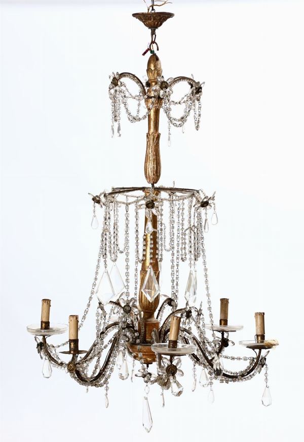 Lampadario in legno intagliato e dorato e cristalli a sei luci, XVIII secolo