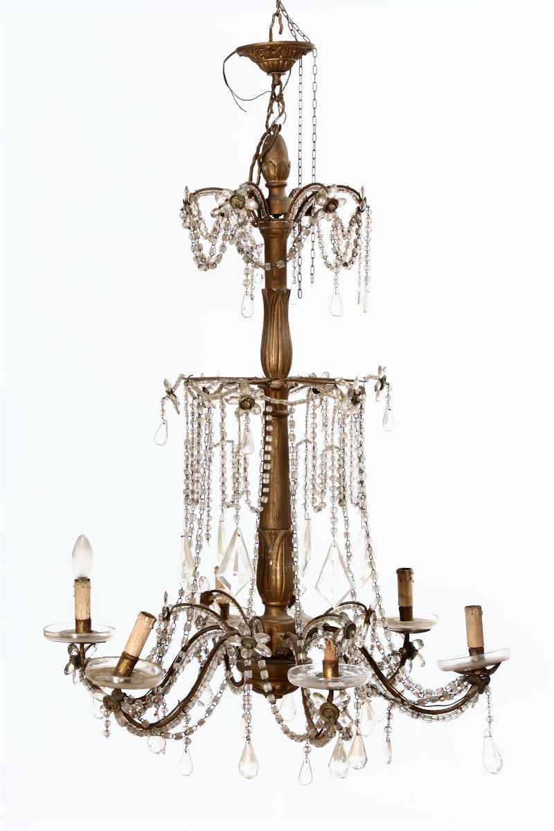 Lampadario in legno intagliato e dipinto e cristalli a sei luci, XVIII secolo  - Asta Arredi, Dipinti e Oggetti d'Arte - Cambi Casa d'Aste