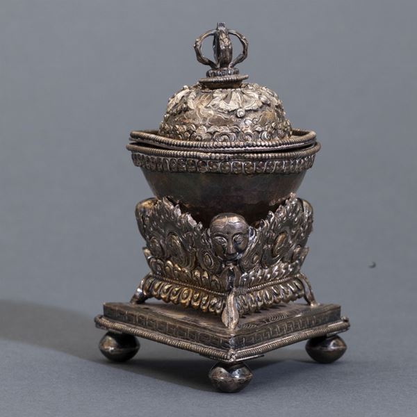 Kapâla in argento sbalzato e cesellato, Nepal, XIX-XX secolo