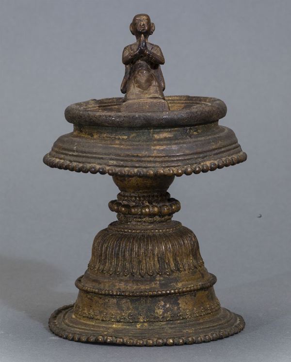 Lampada rituale con figura di devoto in rame, Nepal, XIX secolo