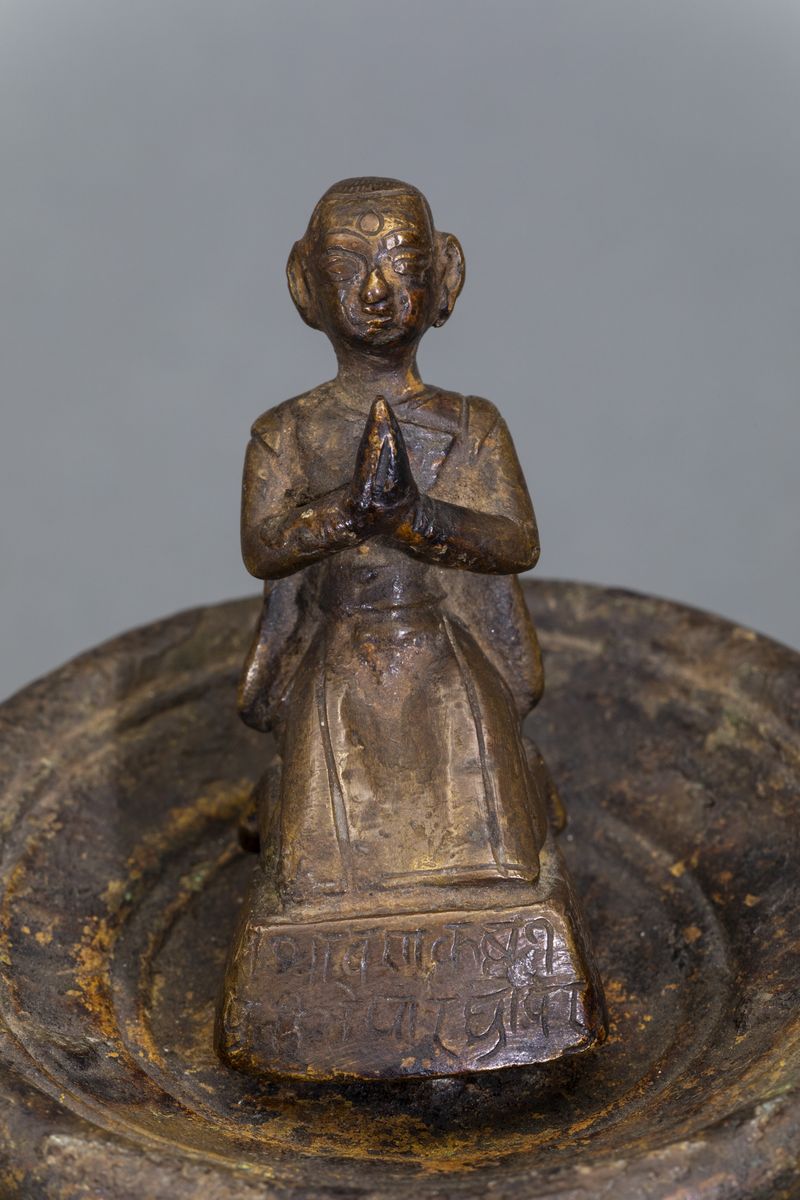 Lampada Rituale con Figura di Devoto in Rame, Nepal, XIX Secolo
