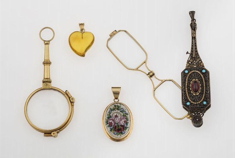 Lotto composto da un pendente Cuore in ambra, un pendente con micromosaico e due lorgnette  - Asta Gioielli - Cambi Casa d'Aste