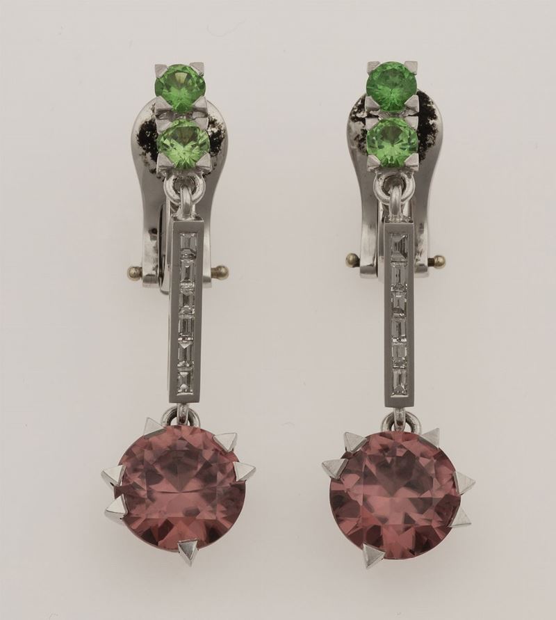Enrico Cirio. Orecchini pendenti con due zirconi naturali per ct 9,91, tsavoriti e diamanti  - Asta Fine Jewels - II - Cambi Casa d'Aste