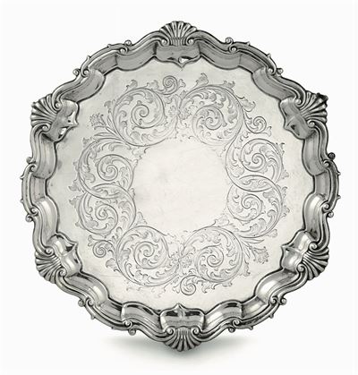 Salver in Argento Fuso, Sbalzato e Cesellato Londra 1883, Marchio Dell'argentiere Rmeh Entro Losa...