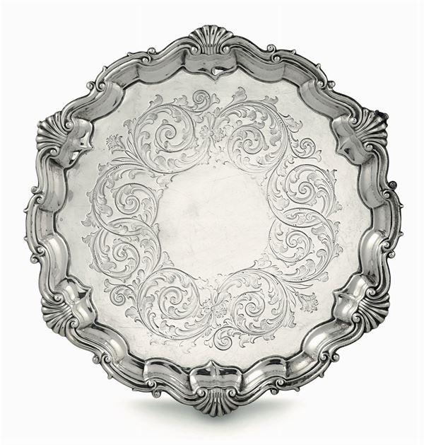 Salver in argento fuso, sbalzato e cesellato  Londra 1883, marchio dell'argentiere RMEH entro losanga (non identificato)