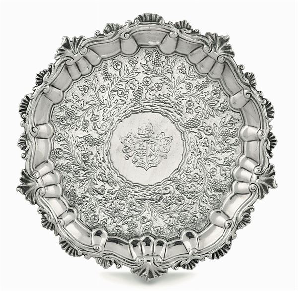 Salver in argento fuso, sbalzato e cesellato  Londra 1817 e bollo dell'argentiere William Kingdom