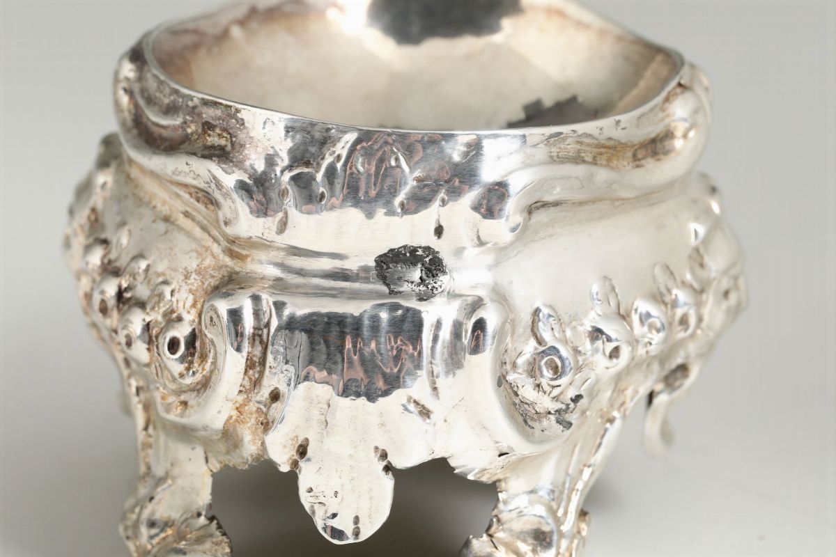 Coppia di Saliere in Argento Sbalzato e Cesellato. Roma, XVIII Secolo, Bollo Camerale