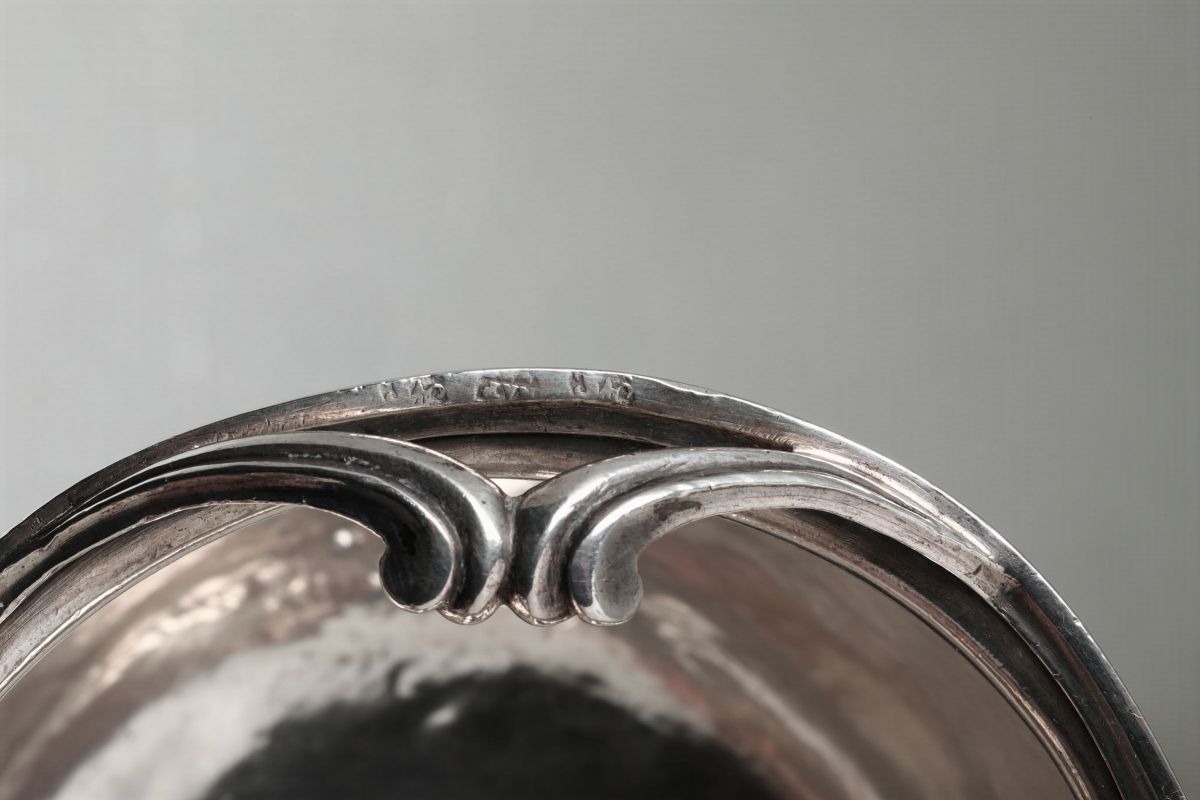 Bacile in Argento Sbalzato, Cesellato e Inciso Napoli, XVIII Secolo, Bollo di Garanzia e Marchio ...