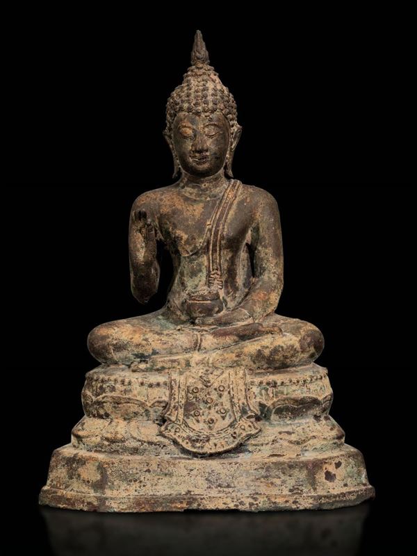 Figura di Buddha seduto in bronzo con tracce di doratura, Thailandia, XIX secolo