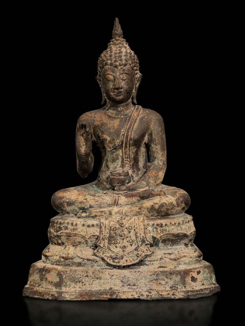 Figura di Buddha seduto in bronzo con tracce di doratura, Thailandia, XIX secolo  - Asta Fine Chinese Works of Art - Cambi Casa d'Aste