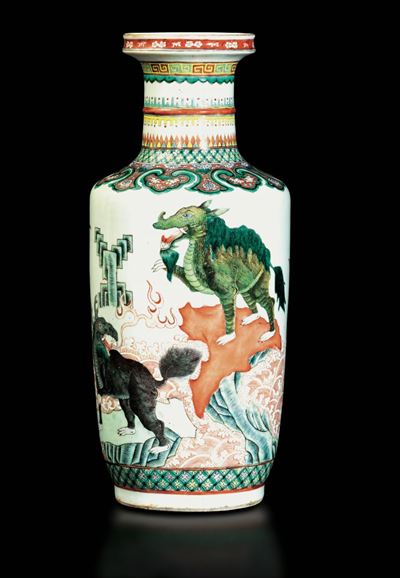 Vaso in Porcellana Famiglia Verde con Figure di Draghi e di Cani di Pho, Cina, Dinastia Qing, Epo...