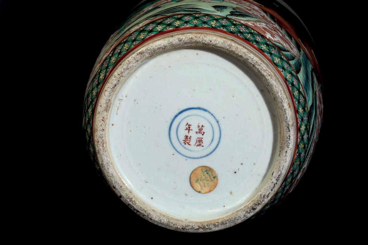 Vaso in Porcellana Famiglia Verde con Figure di Draghi e di Cani di Pho, Cina, Dinastia Qing, Epo...