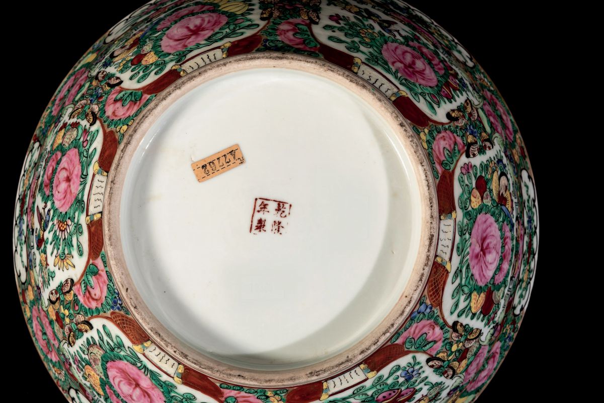 Grande Ciotola in Porcellana Canton con Decoro Floreale, Cina, XX Secolo
