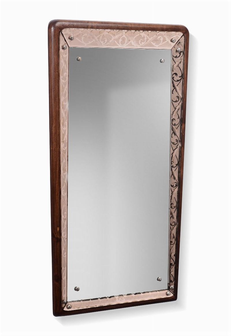 Specchio da parete con profilo in legno e cornice in  vetro specchiato colorato e inciso.  - Auction Design - Cambi Casa d'Aste