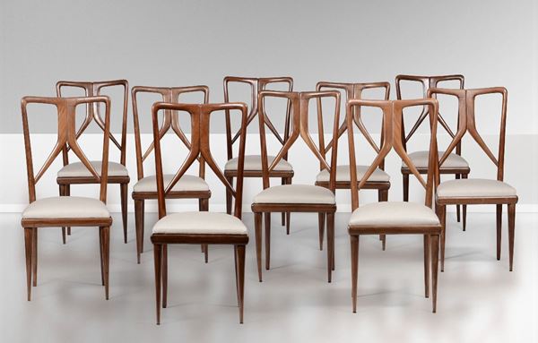 Dieci sedie con struttura in legno e rivestimenti in tessuto.