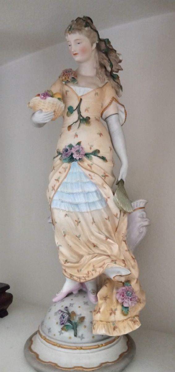 Scultura in porcellana raffigurante dama con cestino, XX secolo