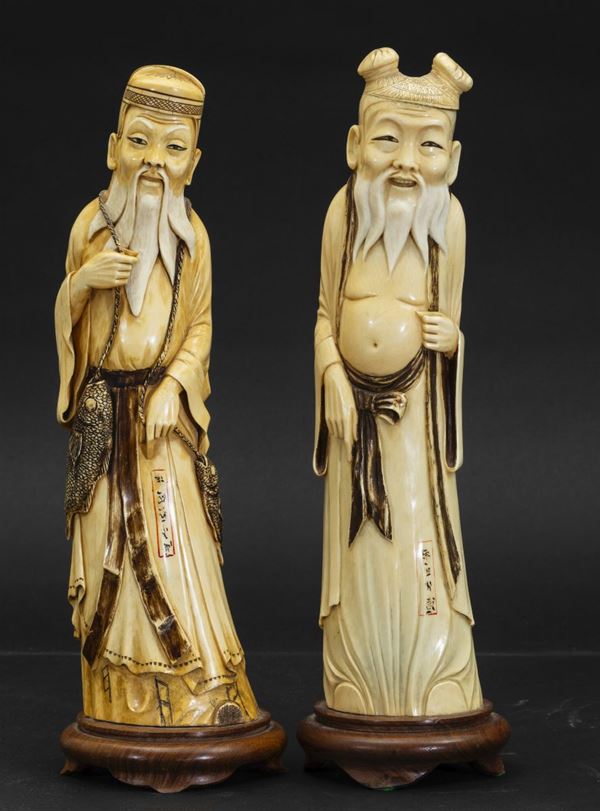 Coppia di figure di saggi scolpite in avorio, Cina, inizi XX secolo