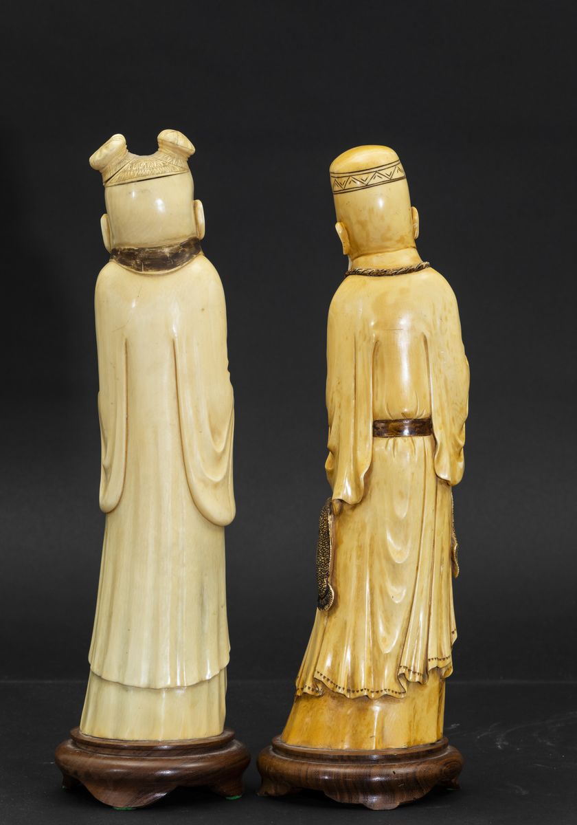 Coppia di Figure di Saggi Scolpite in Avorio, Cina, Inizi XX Secolo
