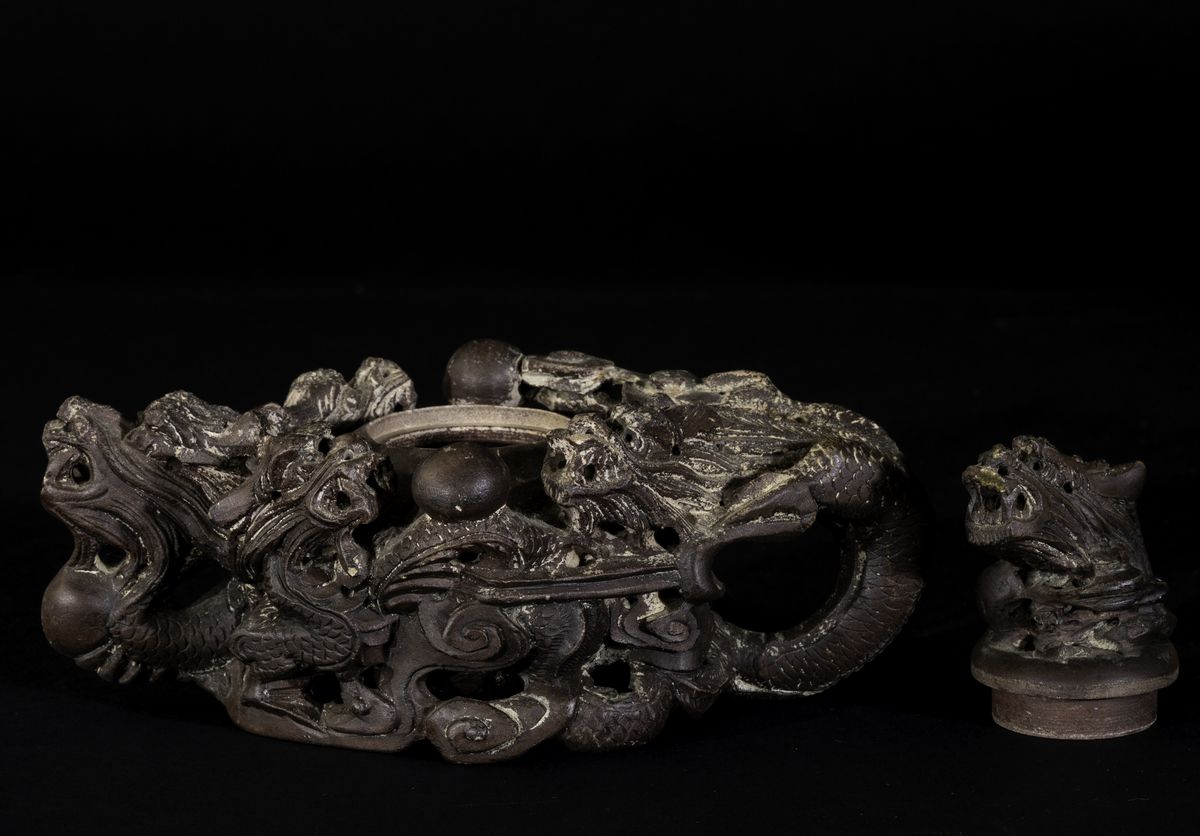 Rara Teiera Yixing con Coperchio e Figure di Draghi a Rilievo, Cina, Dinastia Qing, XIX Secolo