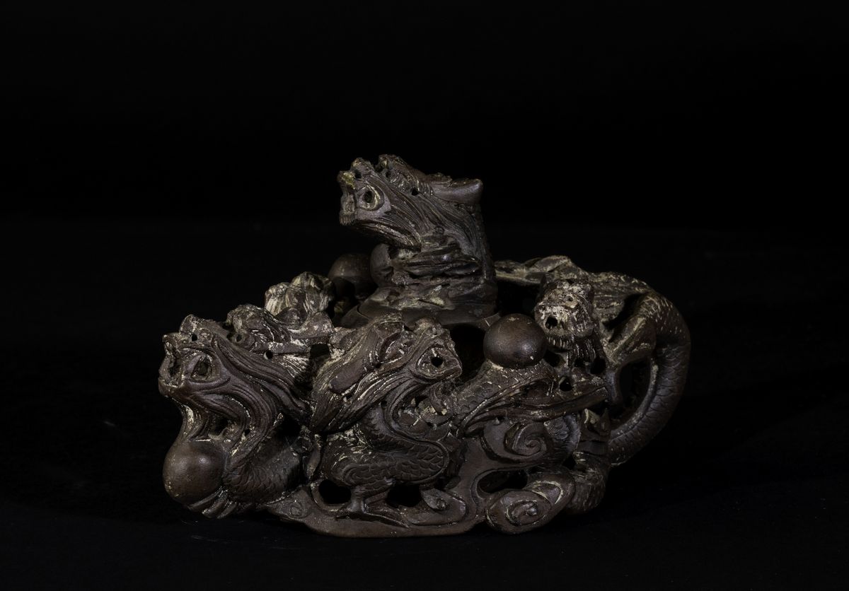 Rara Teiera Yixing con Coperchio e Figure di Draghi a Rilievo, Cina, Dinastia Qing, XIX Secolo