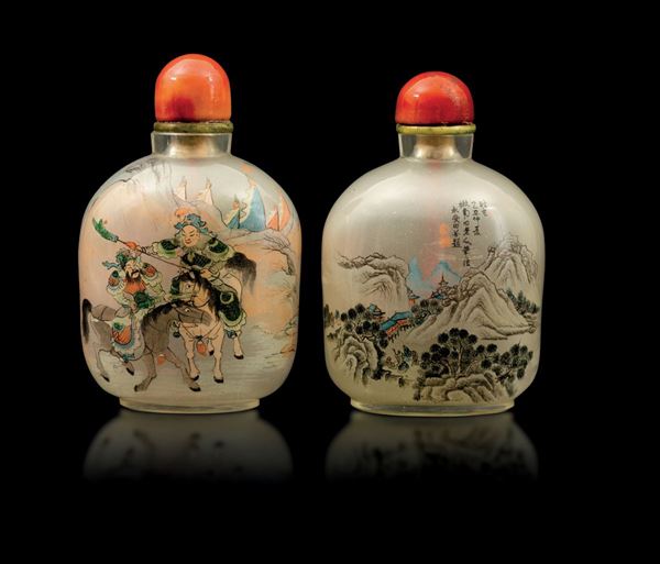 Coppia di grandi snuff bottles in vetro dipinto con figure di guerrieri e cortigiane entro paesaggio e iscrizioni, Cina, inizi XX secolo