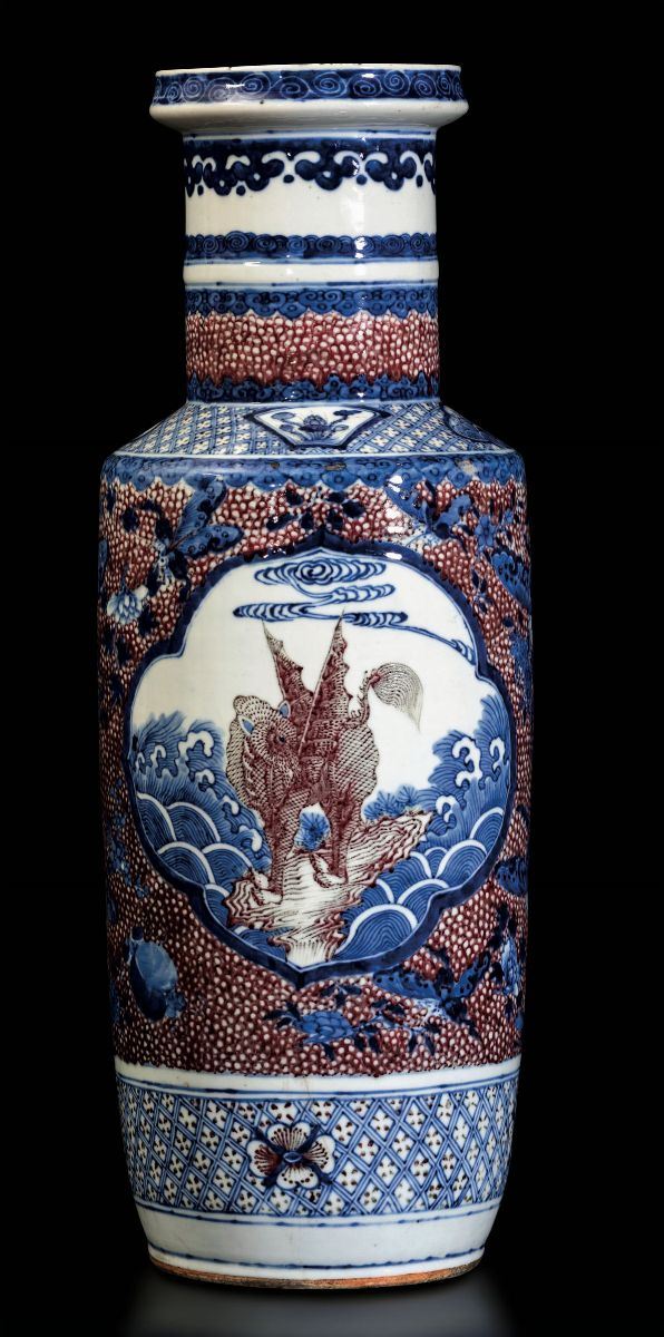 Grande vaso Rouleau in porcellana bianca, blu e rosso ferro sotto smalto con figure di cani di Pho entro riserve, Cina, Dinastia Qing (XVII-XIX secolo)
