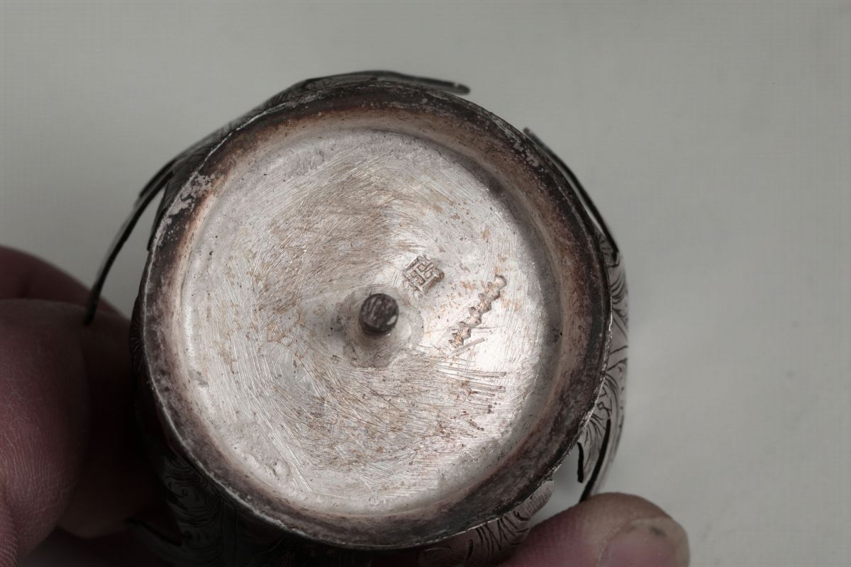 Coppia di Trembleuse in Argento Sbalzato e Cesellato, Tazza e Piattino in Porcellana Genova, Seco...