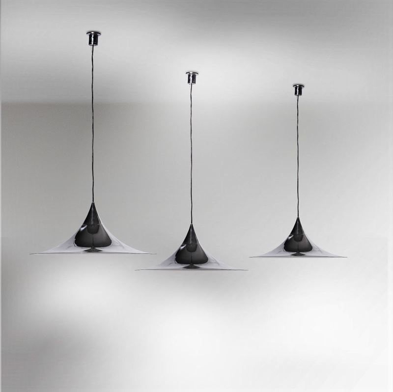 Tre lampade a sospensione struttura in metallo cromato.  - Auction Design - Cambi Casa d'Aste