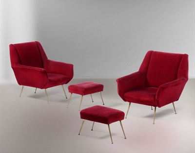 Coppia di Poltrone con Poggiapiedi. Struttura in Legno e Ottone. Rivestimenti in Tessuto.