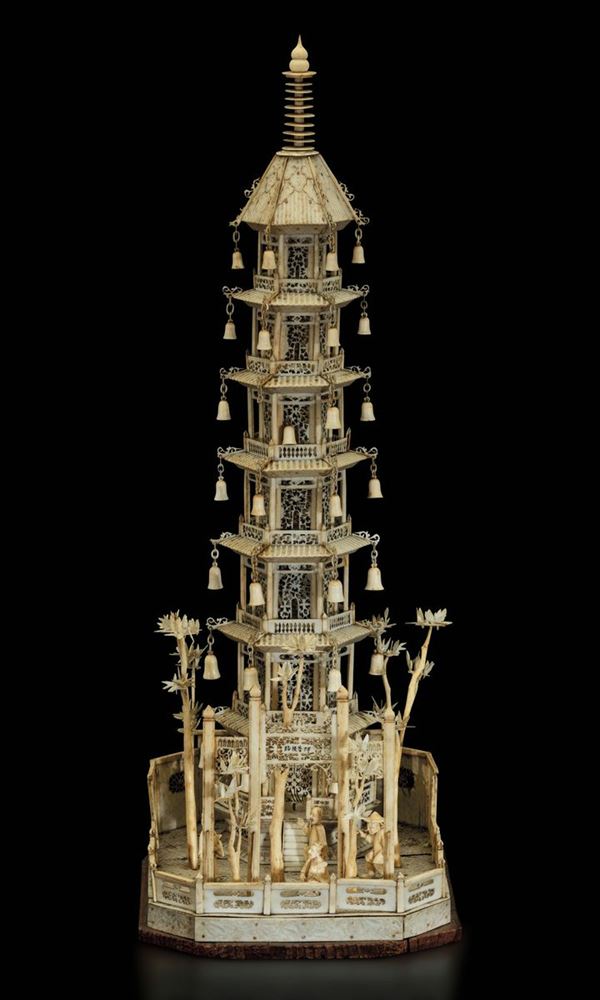 Grande gruppo scolpito in avorio lavorato a traforo raffigurante pagoda con personaggi, Cina, Canton, inizi XX secolo