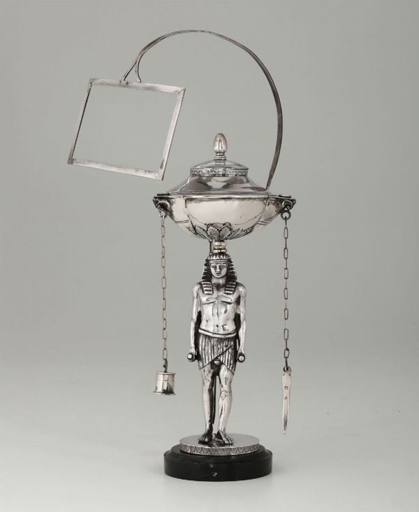 Lucerna in argento fuso, sbalzato e cesellato, marmo nero Roma, primo quarto del XIX secolo, bollo camerale  [..]