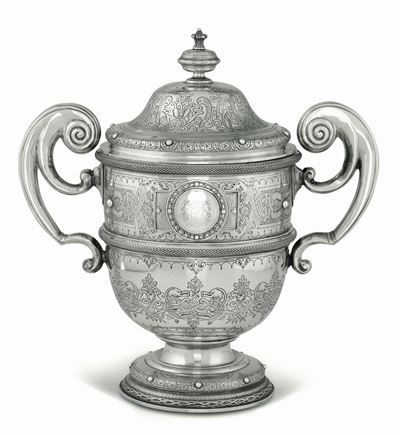 Monumentale Coppa Biansata in Argento Fuso, Sbalzato e Cesellato Londra 1897, Bollo Dell'argentie...