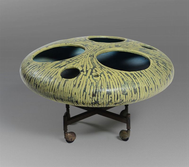 Grande sottovaso in ceramica smaltata con sostegno in metallo.  - Auction Design - Cambi Casa d'Aste