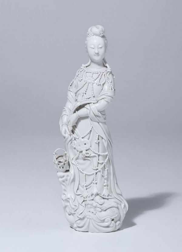 Figura di fanciulla eretta in porcellana Blanc de Chine con cestino e collana, Cina, XX secolo