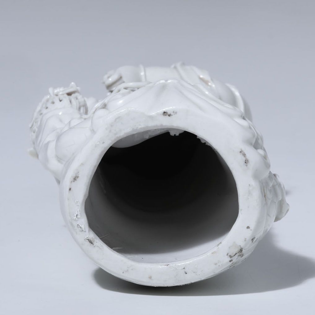 Figura di Fanciulla Eretta in Porcellana Blanc De Chine con Cestino e Collana, Cina, XX Secolo