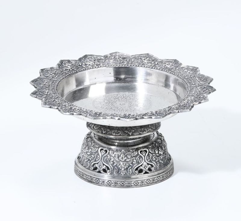 Piccola alzata in argento cesellato, Tibet, XIX secolo  - Auction Timed auction Oriental Art - Cambi Casa d'Aste