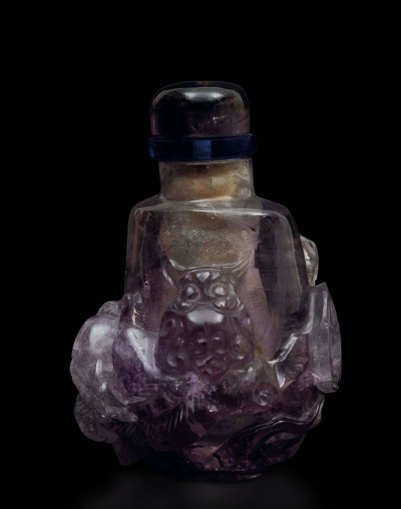 Snuff bottle scolpita in ametista con figura di draghetto a rilievo, Cina, Dinastia Qing, XIX secolo  - Asta Fine Chinese Works of Art - Cambi Casa d'Aste