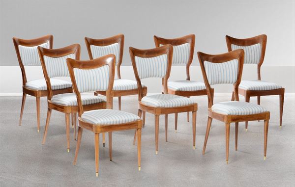 Otto sedie con struttura in legno e rivestimenti in tessuto.