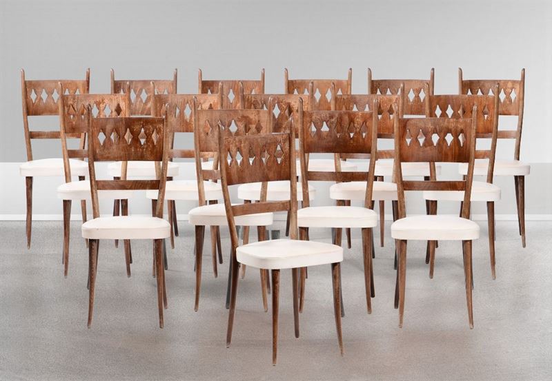 Sedici sedie con struttura in legno e rivestimenti in skai.  - Auction Design - Cambi Casa d'Aste