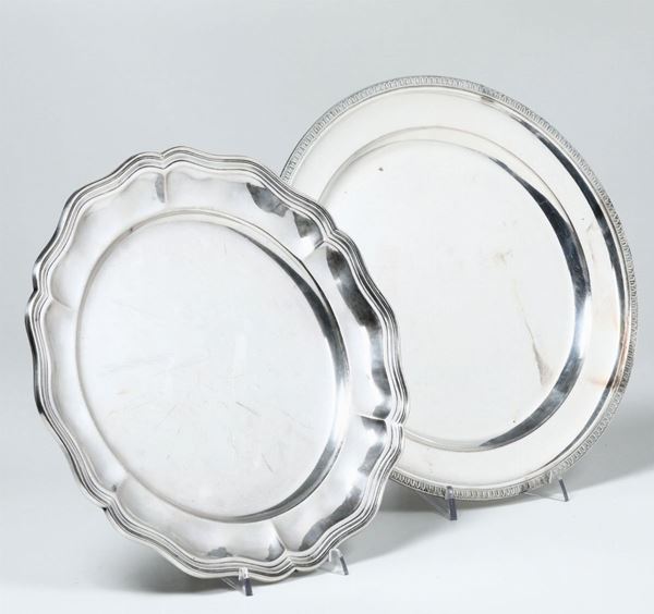 Due piatti da portata in argento. Italia XX secolo